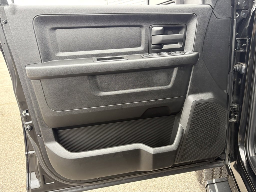 Used 2024 RAM 2500 Tradesman w/ Chrome Appearance Group image 31