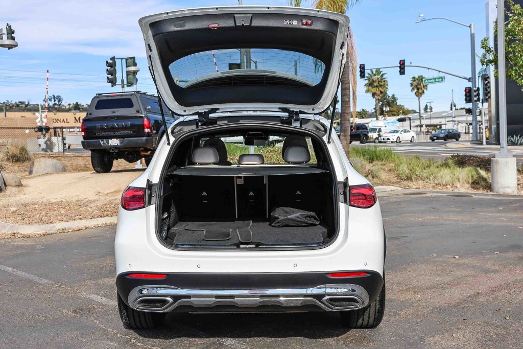 Used 2025 Mercedes-Benz GLC 350e 4MATIC image 23