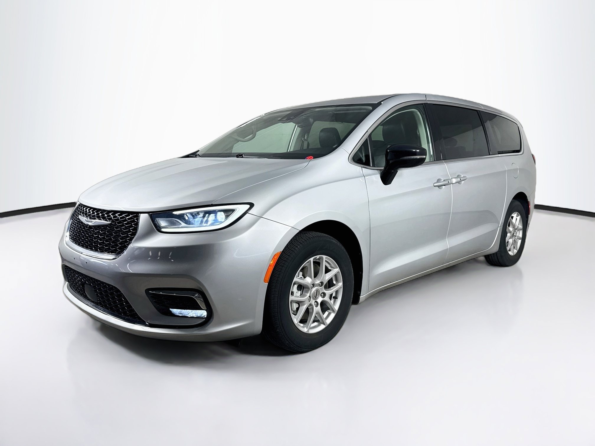 Used 2024 Chrysler Pacifica Touring-L FWD image 4