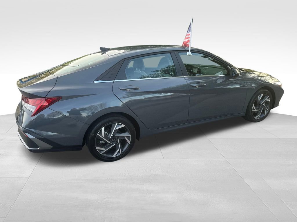Used 2025 Hyundai Elantra Limited image 27