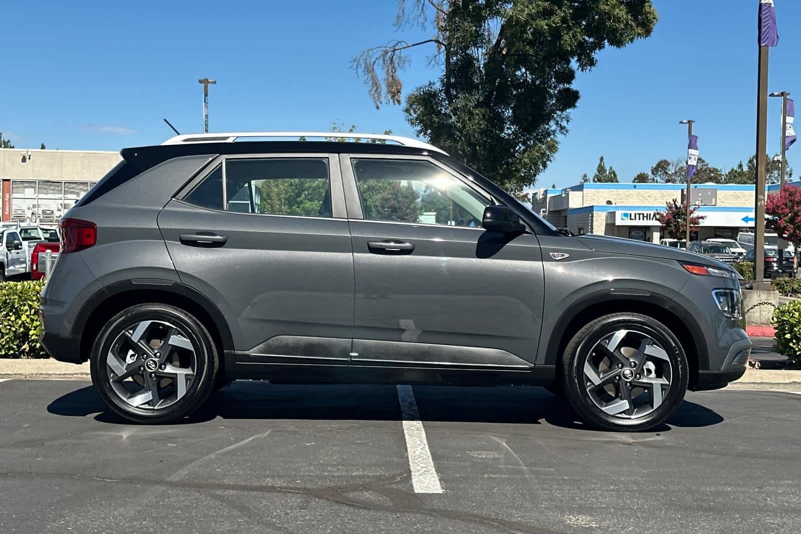 Used 2026 Hyundai Venue SEL FWD image 9