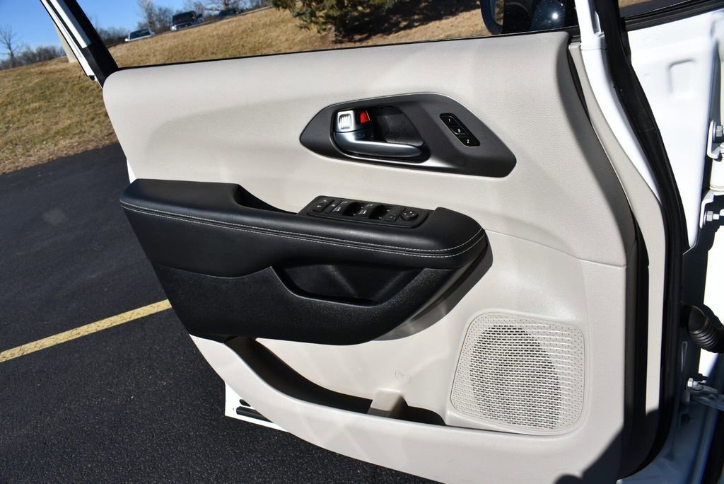 Used 2024 Chrysler Pacifica Touring-L w/ Uconnect Theater Family Group image 23