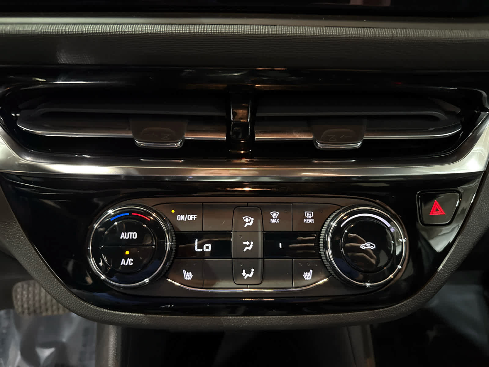 Used 2024 Buick Envista Sport Touring w/ Convenience I Package FWD image 14
