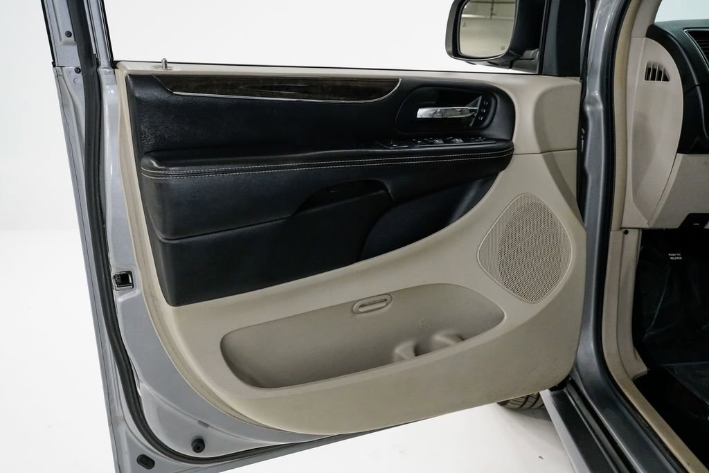 Used 2013 Chrysler Town & Country Limited image 14