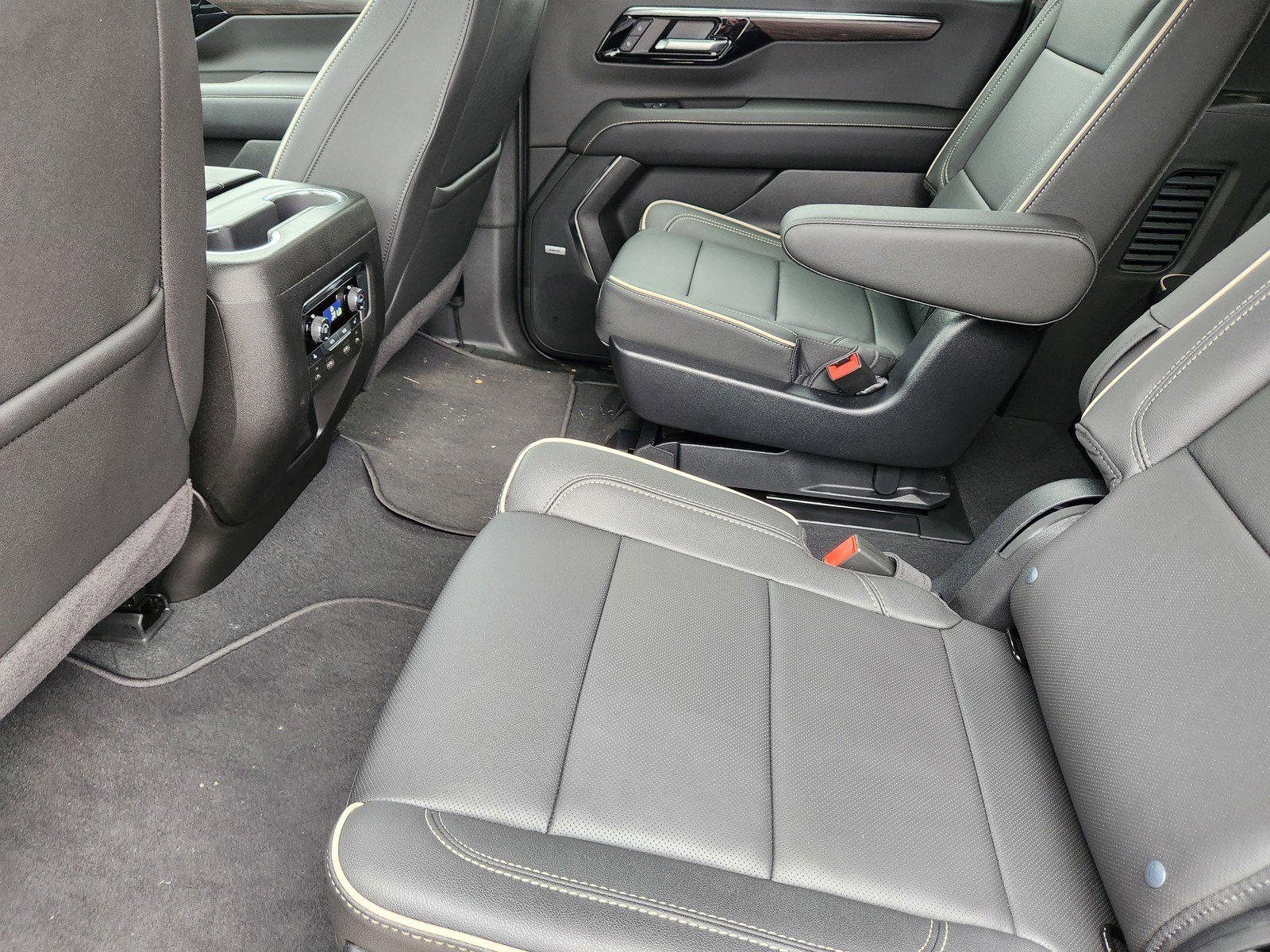 New 2026 Chevrolet Suburban Premier image 22