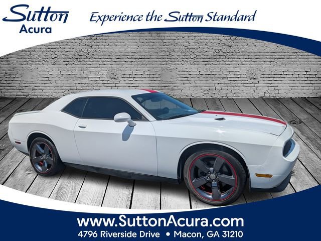 Used 2014 Dodge Challenger SXT RWD image 1