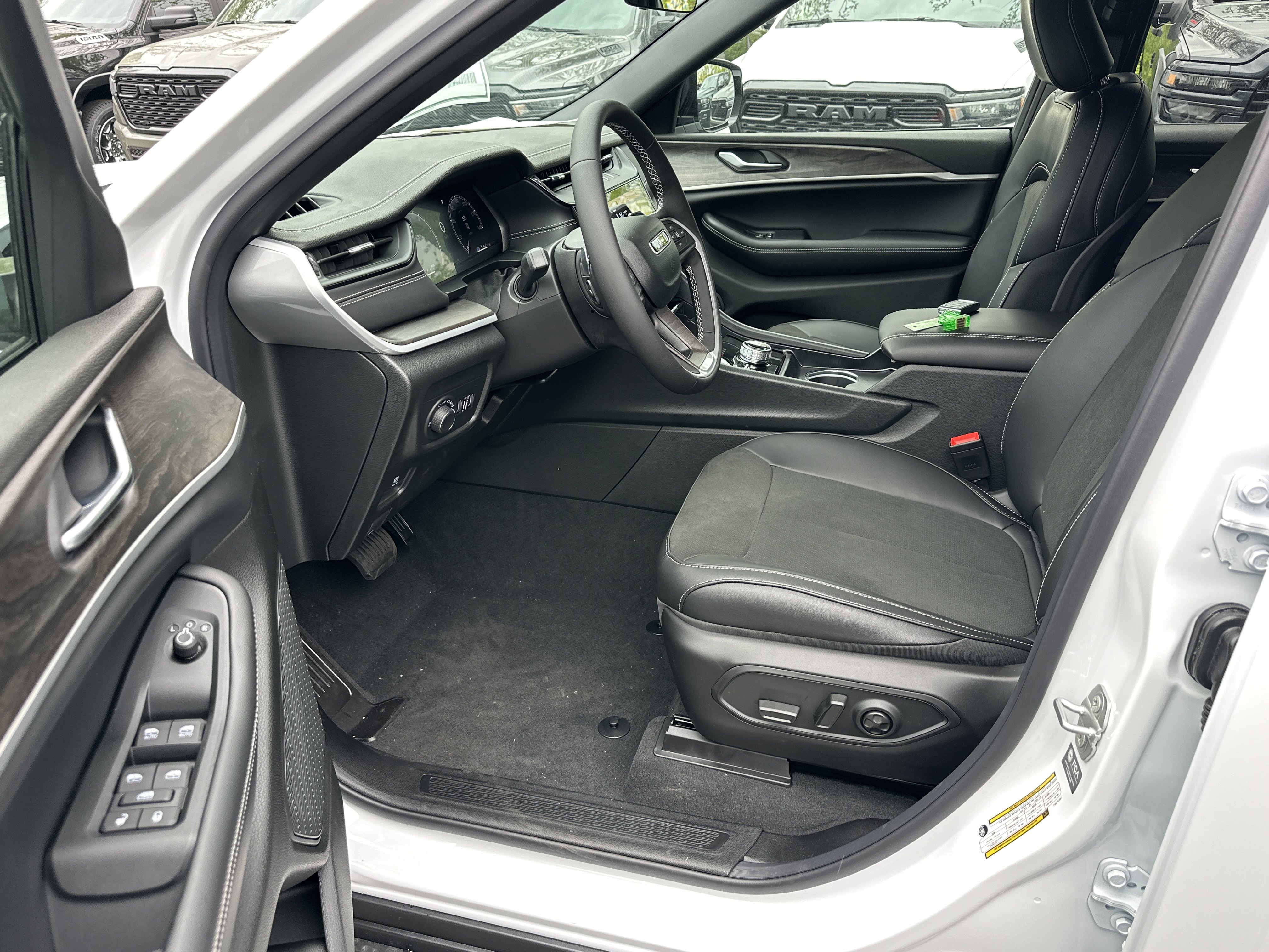 New 2026 Jeep Grand Cherokee L 4WD image 32