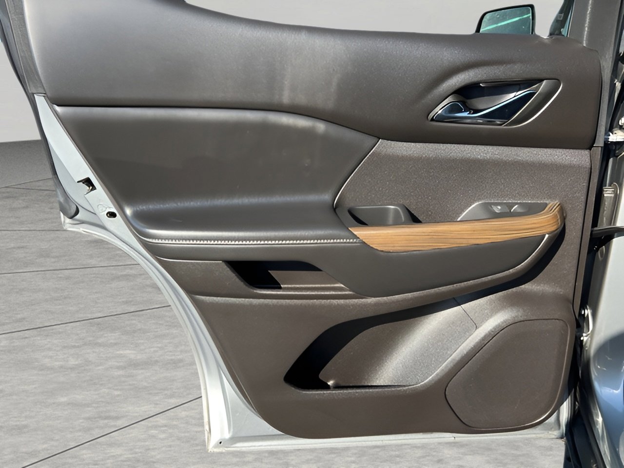 Used 2023 GMC Acadia SLE w/ Driver Convenience Package image 28