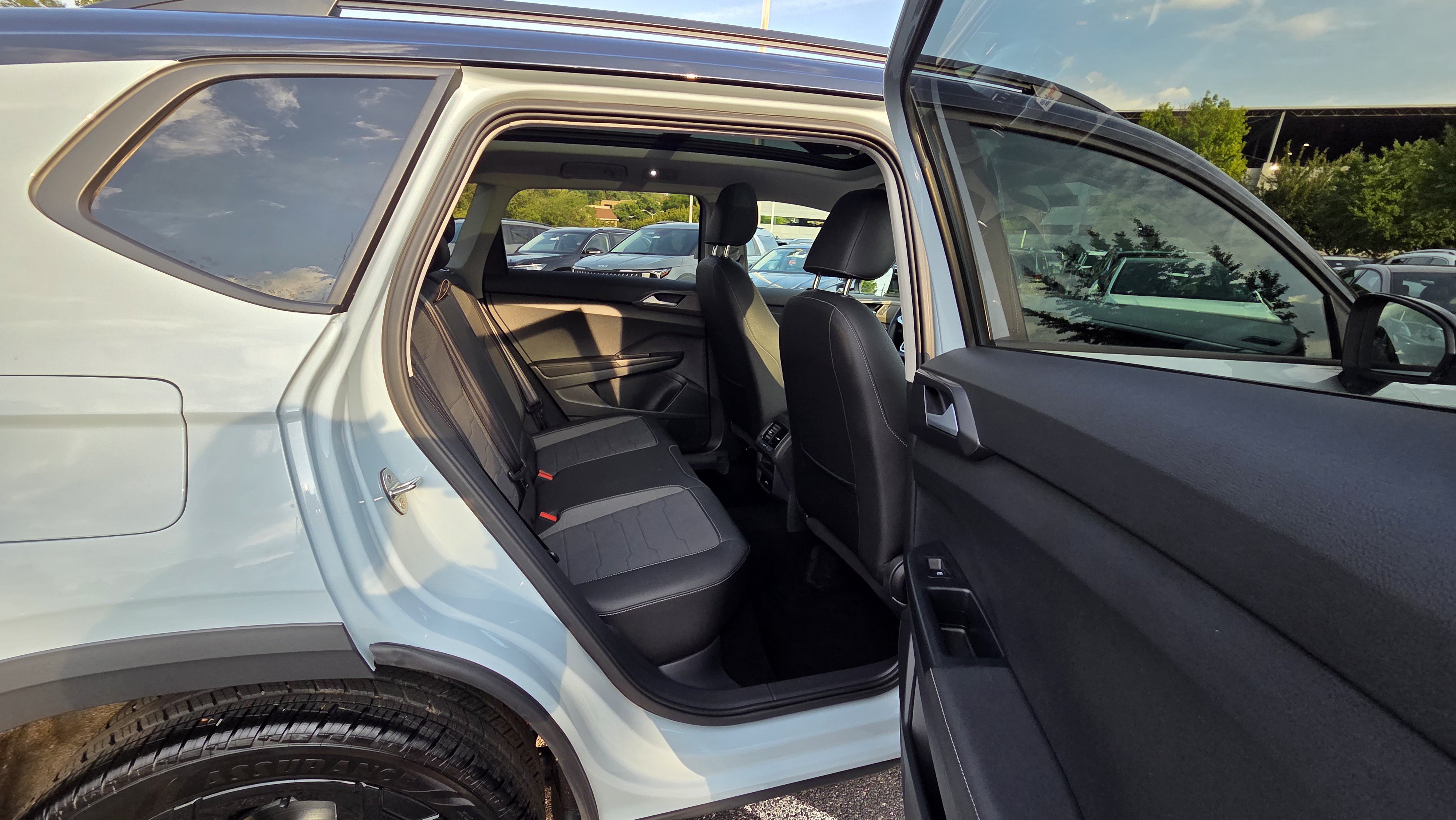 Certified 2025 Volkswagen Taos SE AWD/4WD image 37