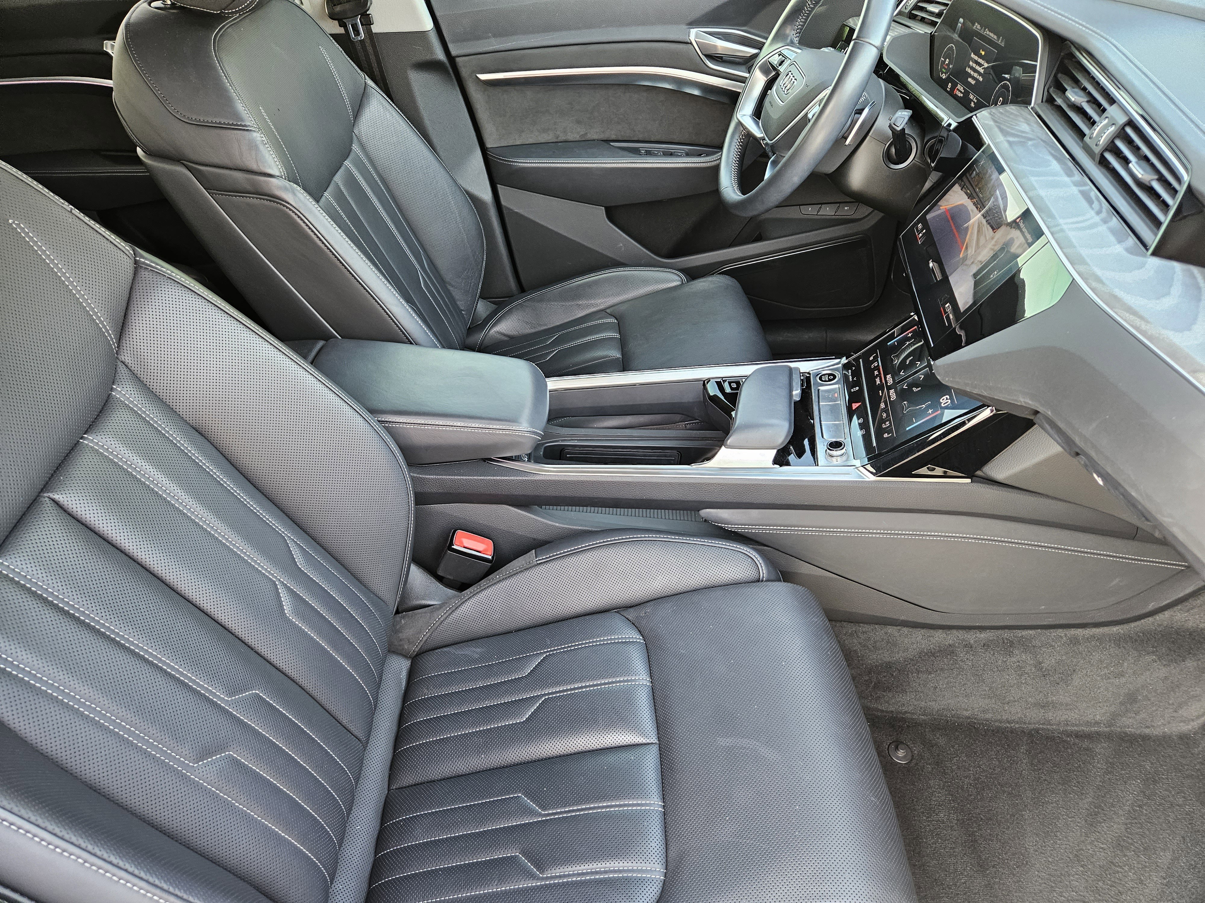 Used 2021 Audi e-tron Prestige w/ Prestige Package image 16