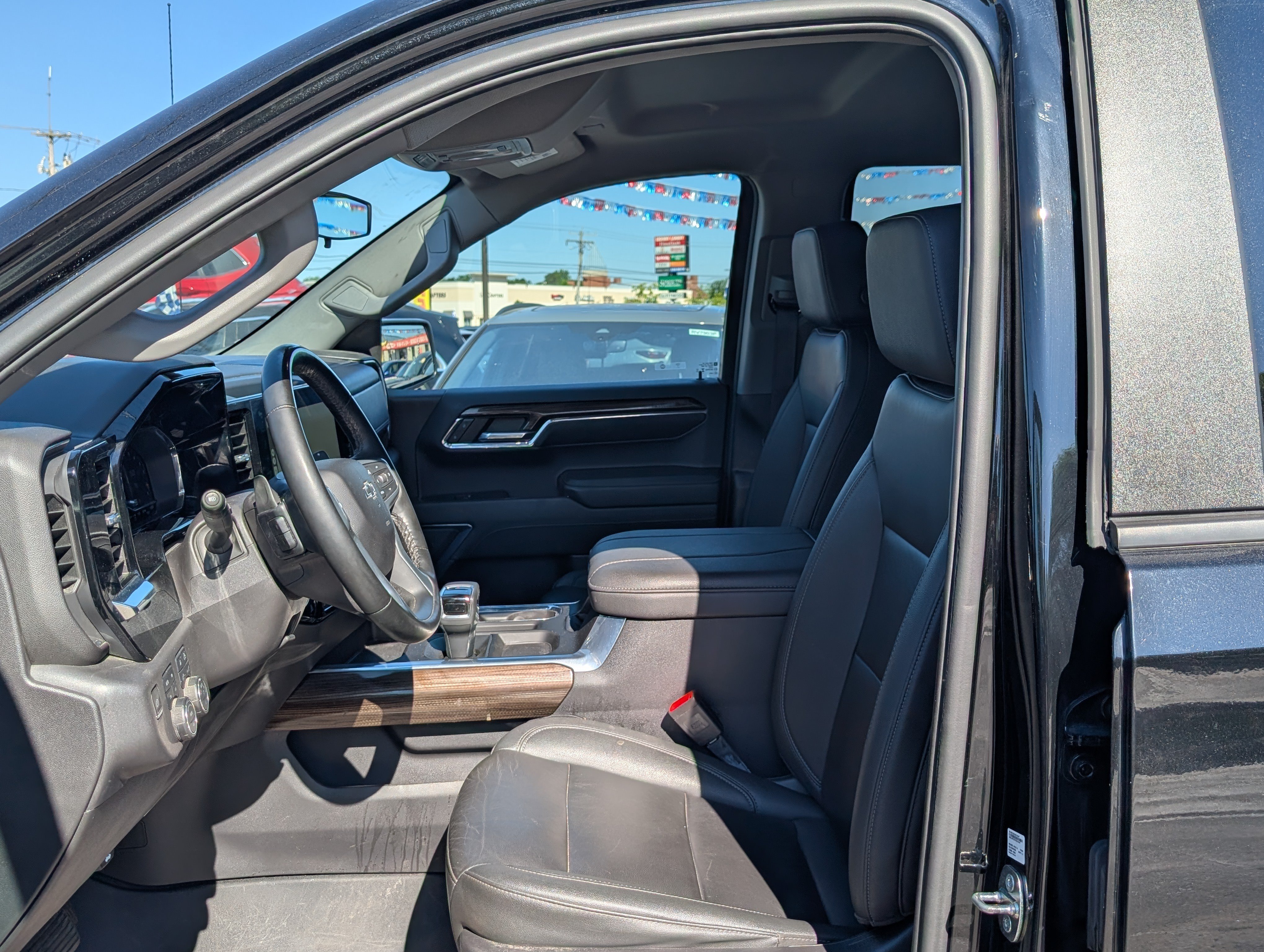Used 2024 Chevrolet Silverado 1500 LT Trail Boss w/ LT Trail Boss Premium Package AWD/4WD image 16