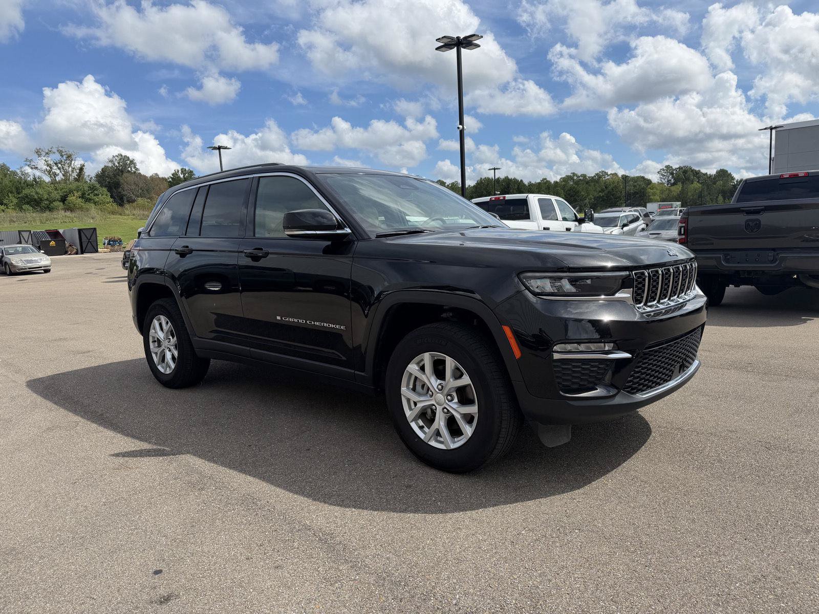 Certified 2023 Jeep Grand Cherokee Limited w/ Trailer Tow Package AWD/4WD image 3