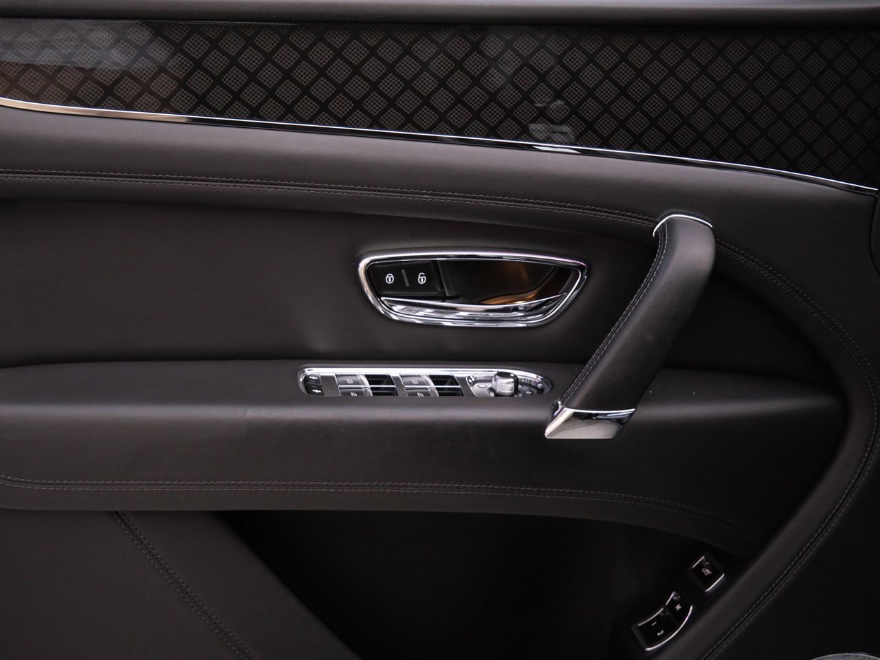 Used 2020 Bentley Bentayga image 14