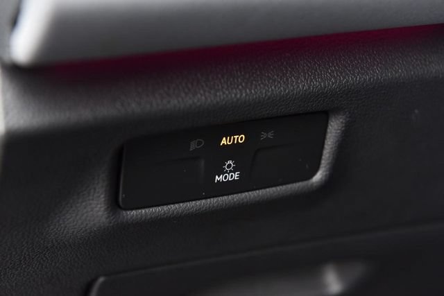Certified 2025 Volkswagen Tiguan SE FWD image 11