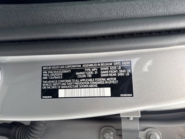 Certified 2025 Volvo XC40 B5 Plus AWD/4WD image 28