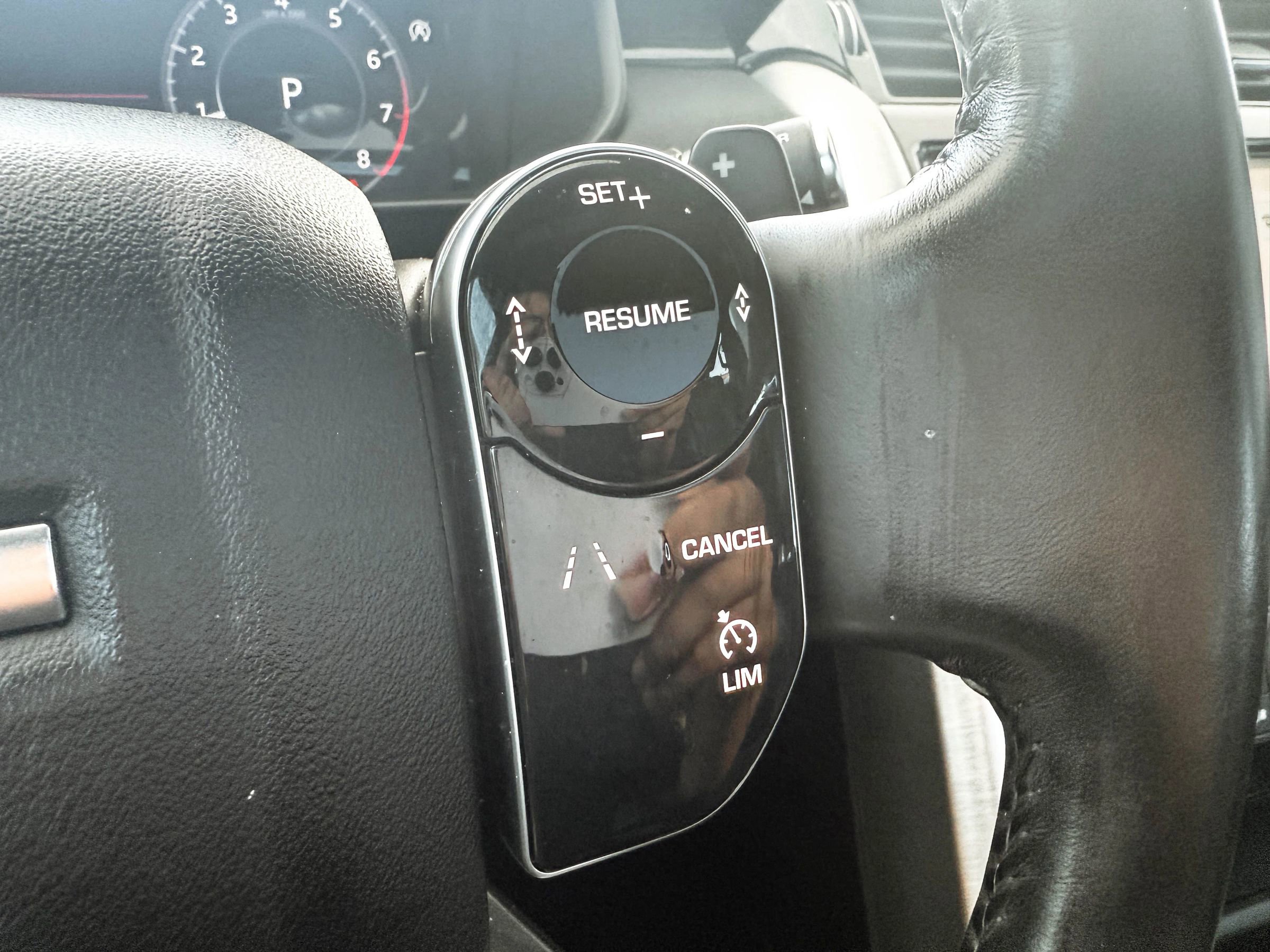 Used 2020 Land Rover Discovery HSE image 23