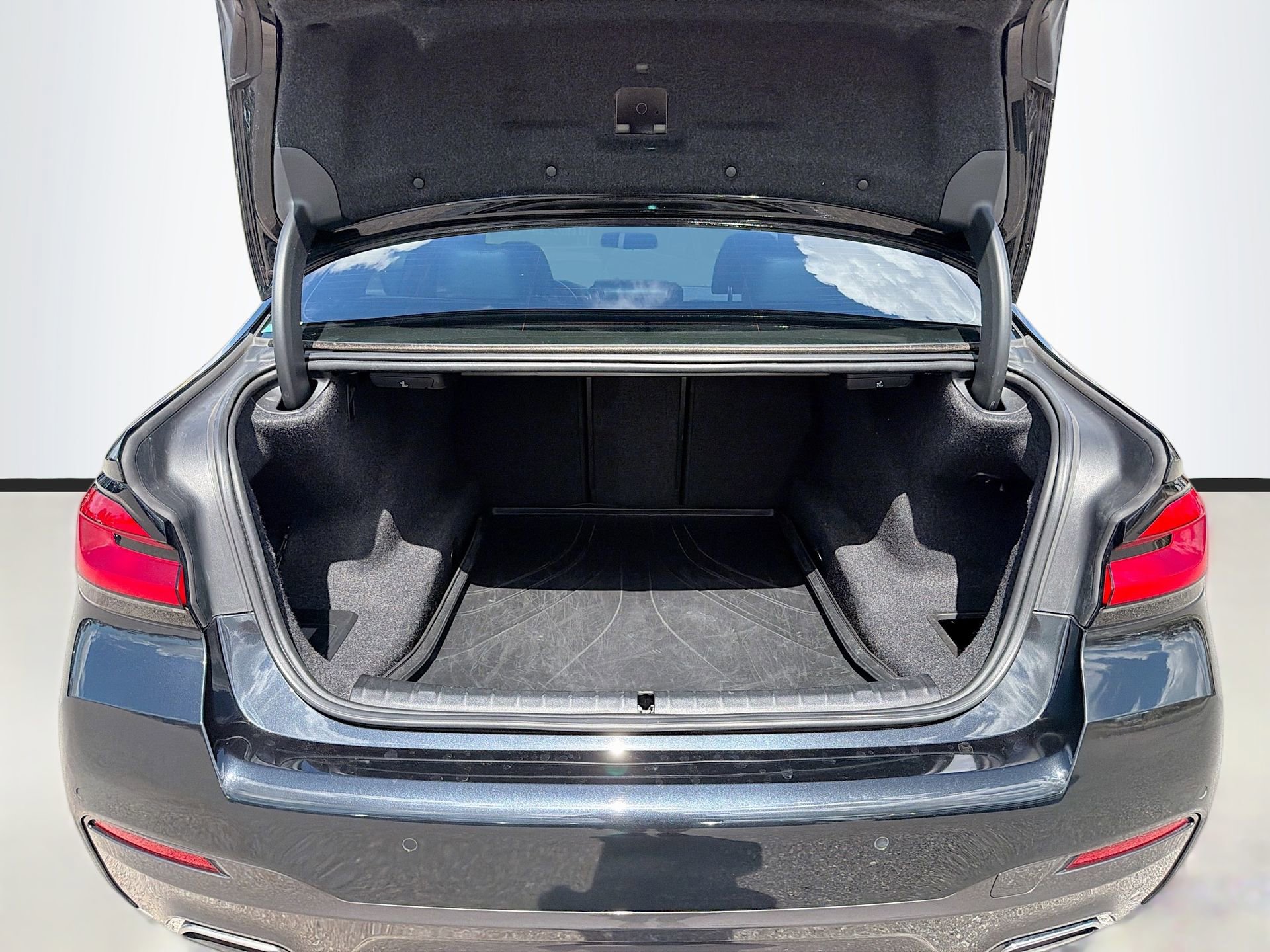 Used 2021 BMW 530i w/ M Sport Package image 13