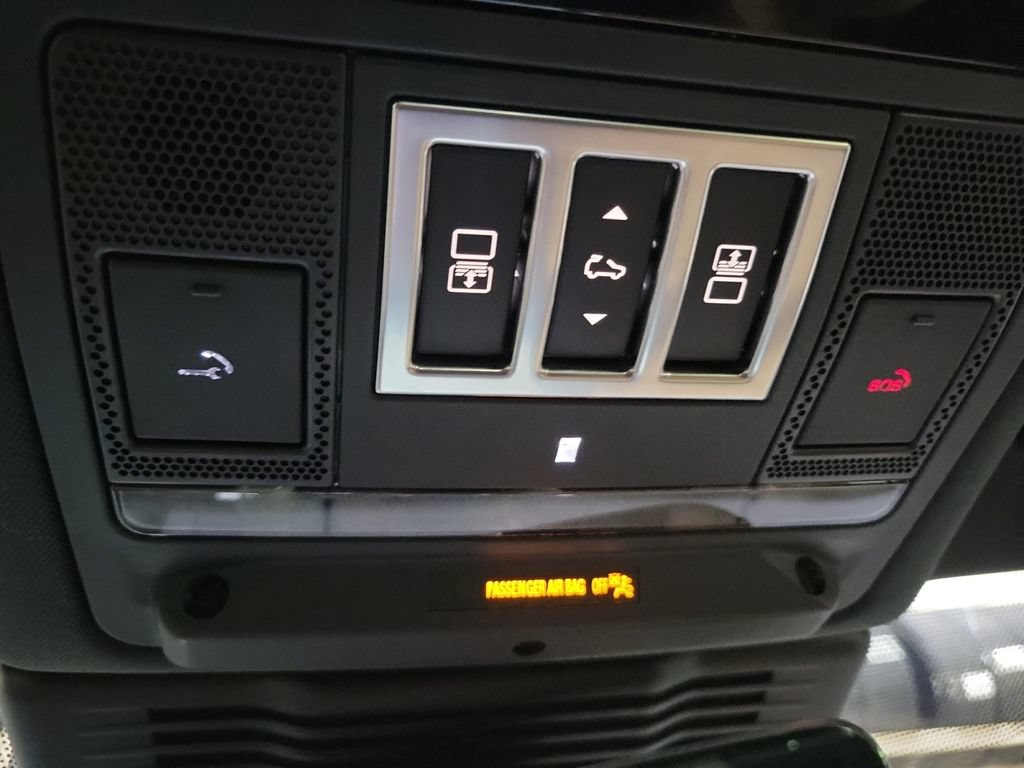 Used 2024 Land Rover Discovery Metropolitan Edition AWD/4WD image 21