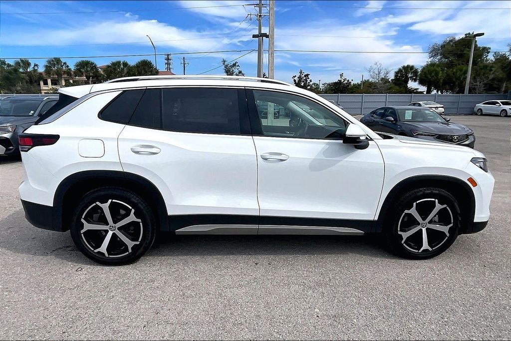 Certified 2025 Volkswagen Tiguan SE image 4
