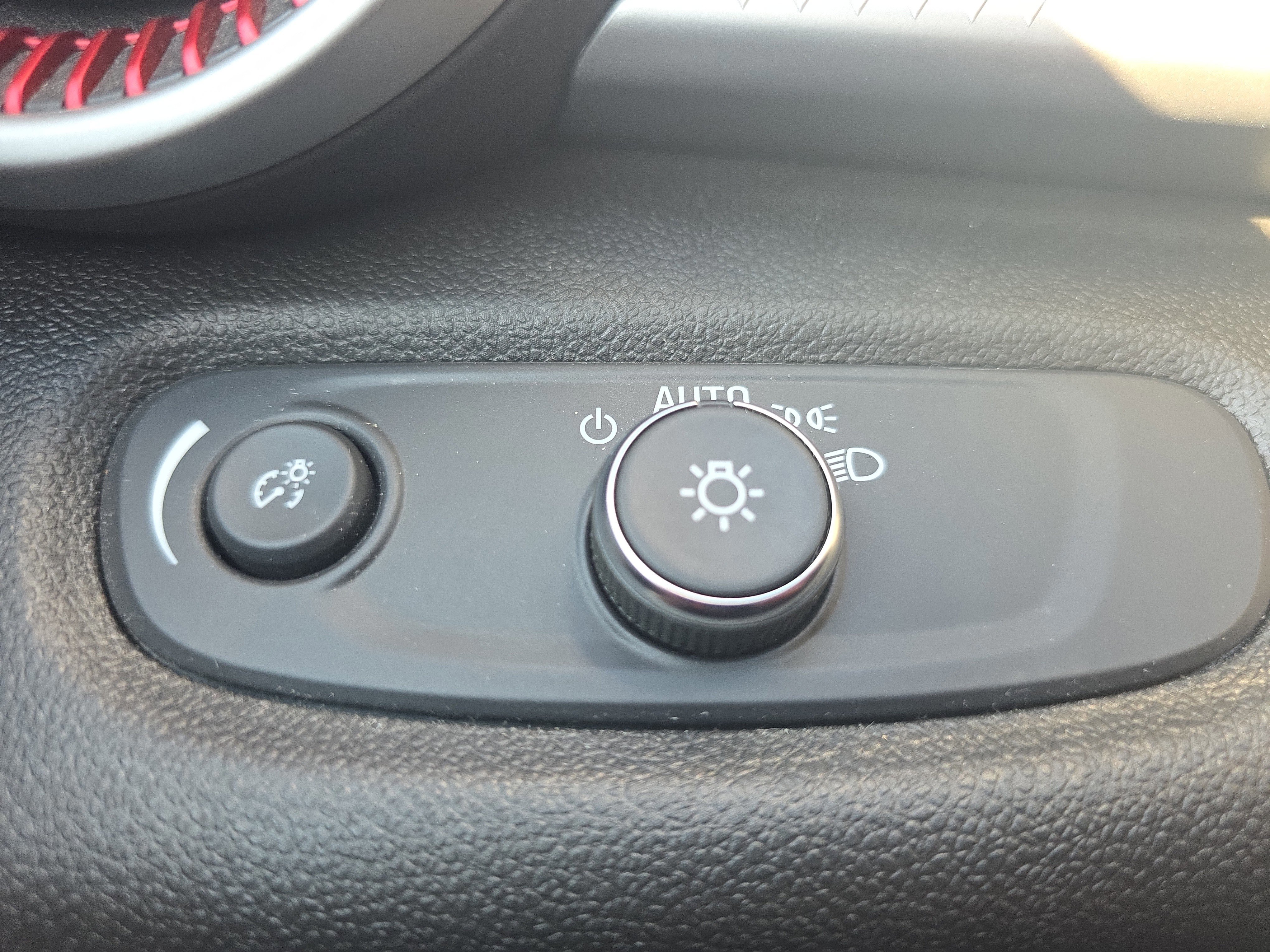 Used 2024 Chevrolet Trax RS w/ Sunroof Package FWD image 33