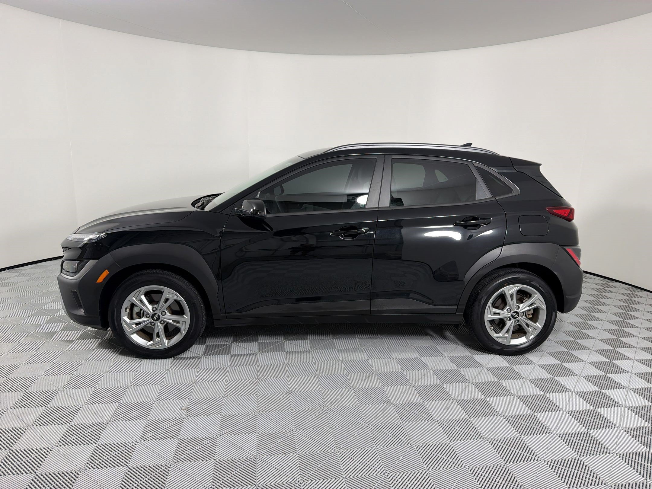 Used 2023 Hyundai Kona SEL w/ Cargo Package AWD/4WD image 2