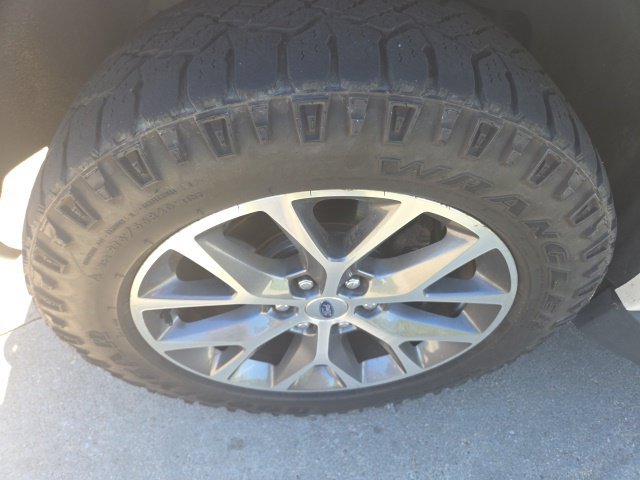 Used 2017 Ford Expedition XLT w/ Equipment Group 202A AWD/4WD image 43