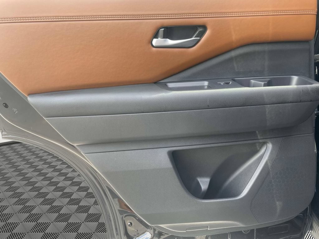 Used 2025 Nissan Pathfinder Platinum FWD image 16