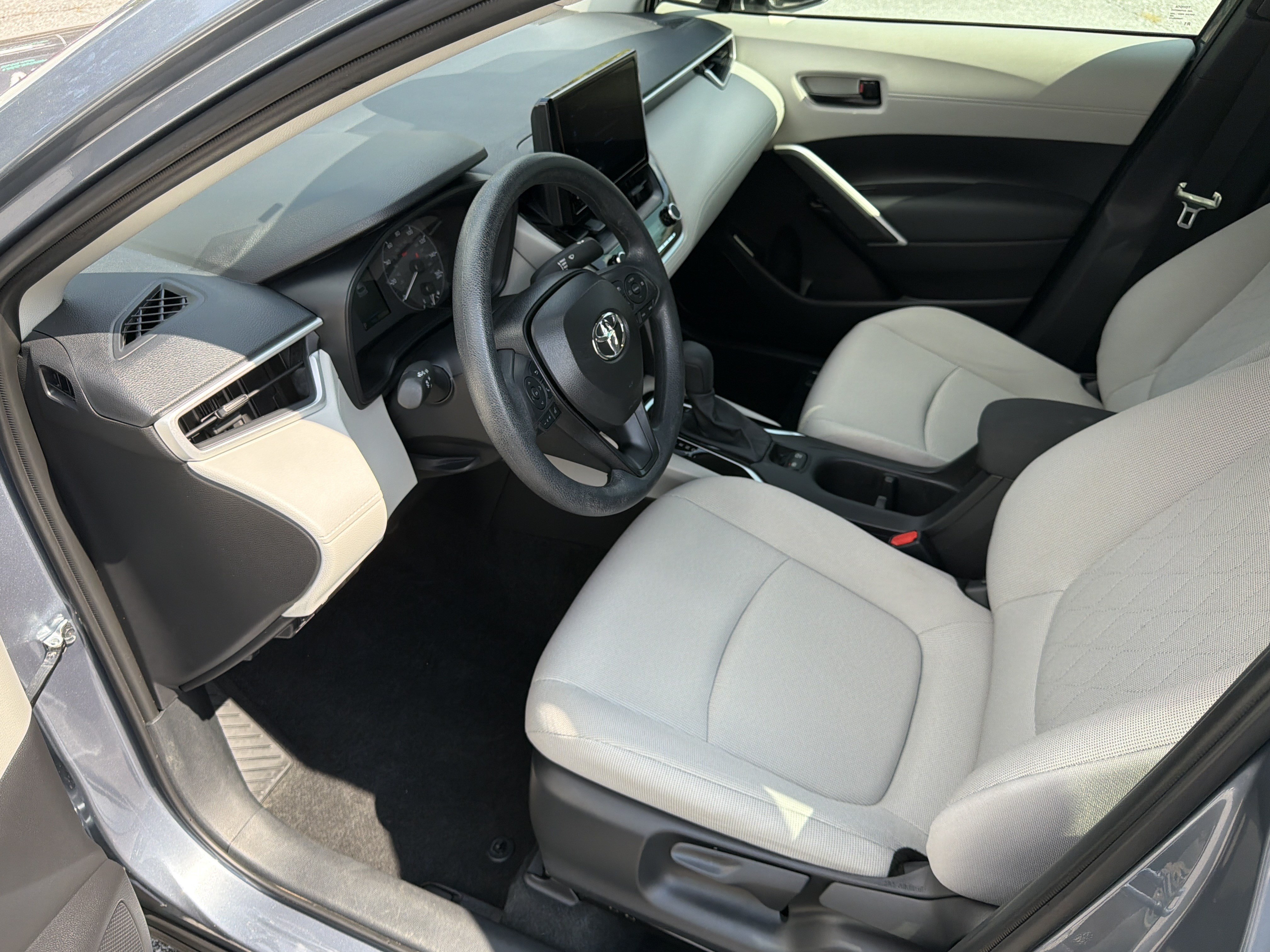 Used 2025 Toyota Corolla Cross L FWD image 11