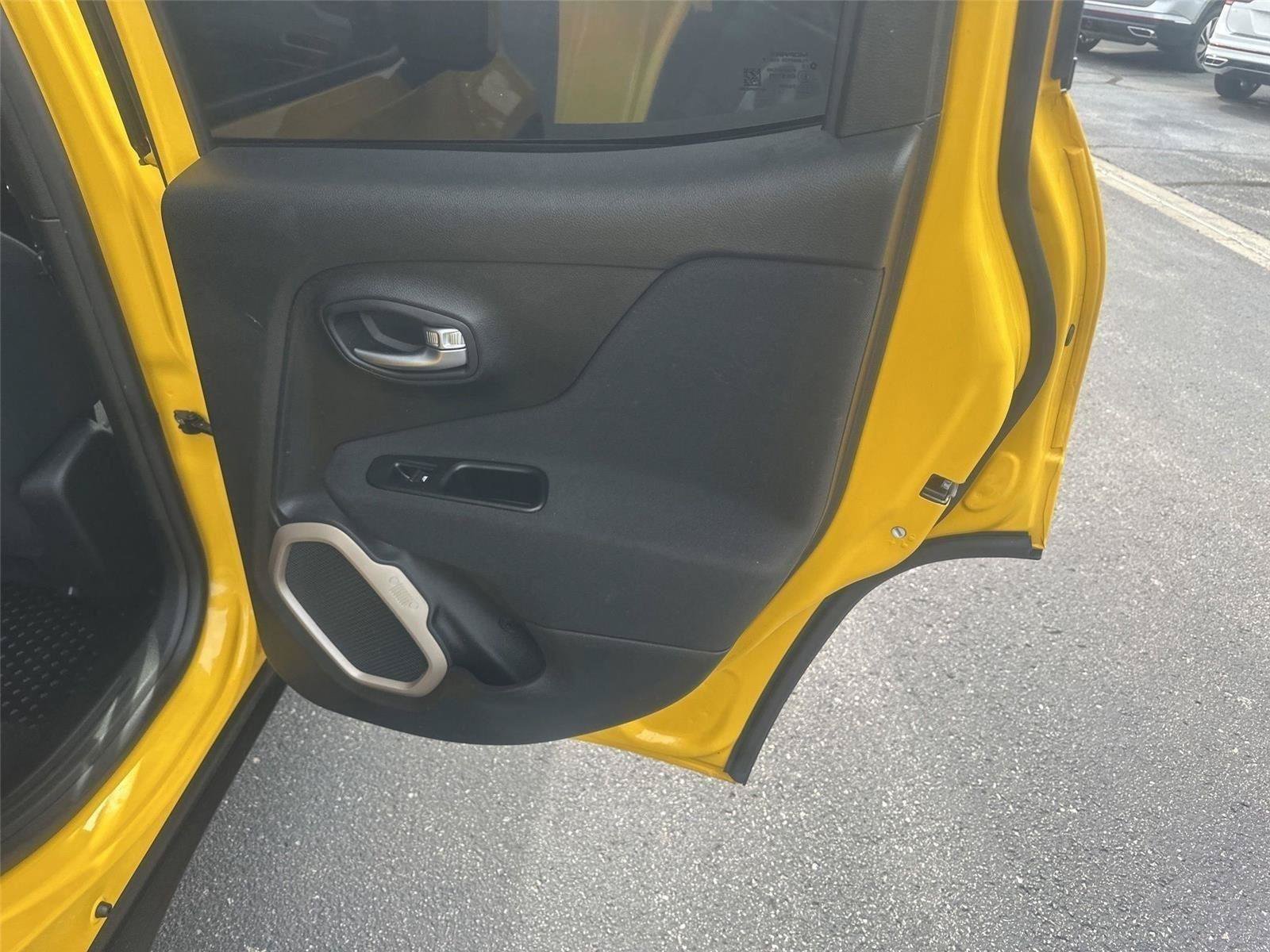 Used 2017 Jeep Renegade Latitude w/ Cold Weather Group FWD image 13