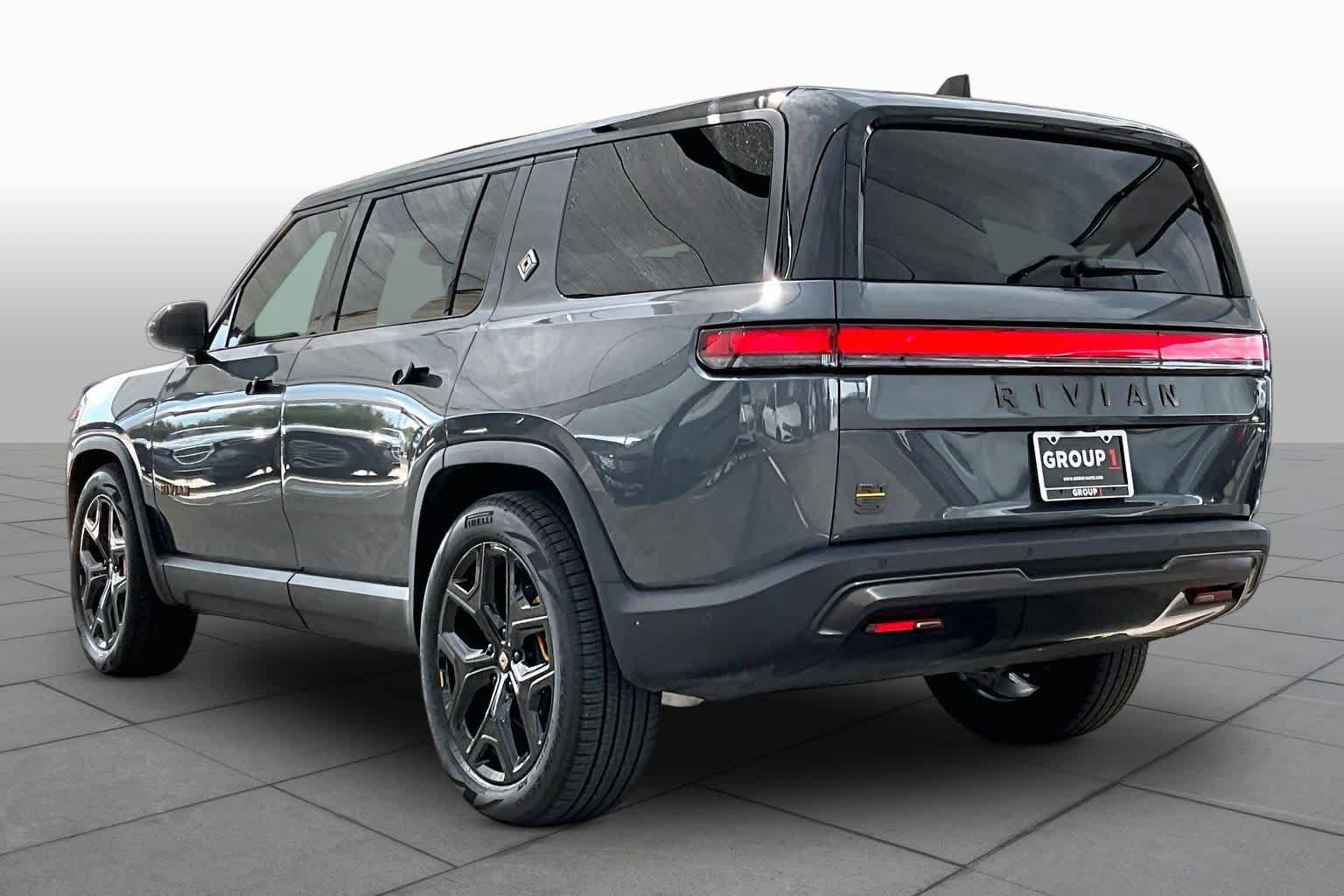 Used 2025 Rivian R1S Premium Dual AWD/4WD image 11