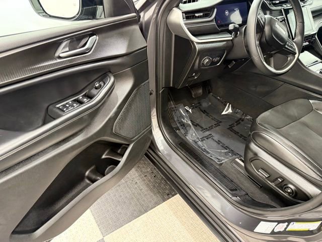 Used 2023 Jeep Grand Cherokee Altitude image 30