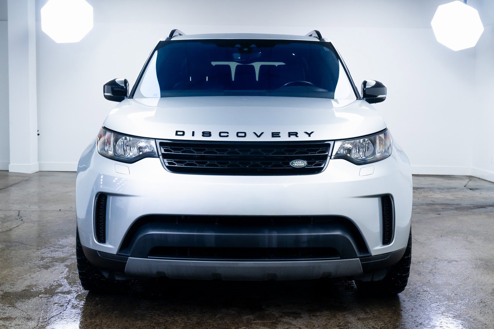 Used 2018 Land Rover Discovery SE image 2