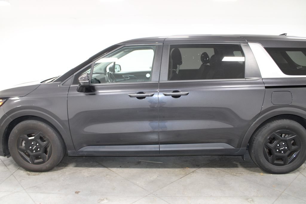 Used 2025 Kia Carnival FWD image 6