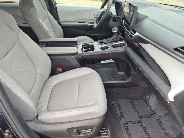 Used 2025 Toyota Sienna XLE FWD image 35
