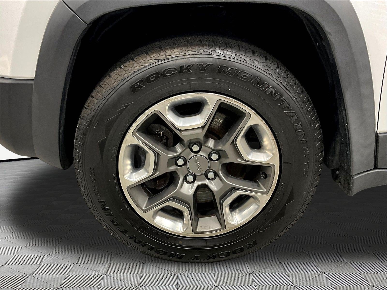 Used 2019 Jeep Cherokee Trailhawk AWD/4WD image 34