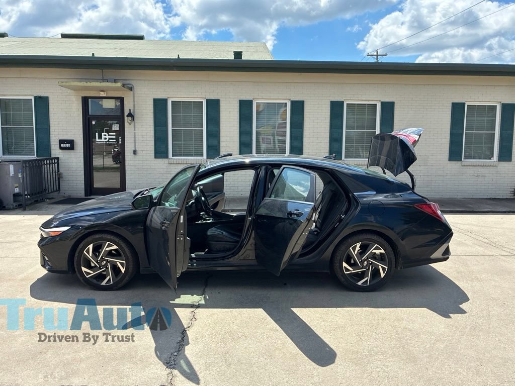 Used 2024 Hyundai Elantra Limited FWD image 14