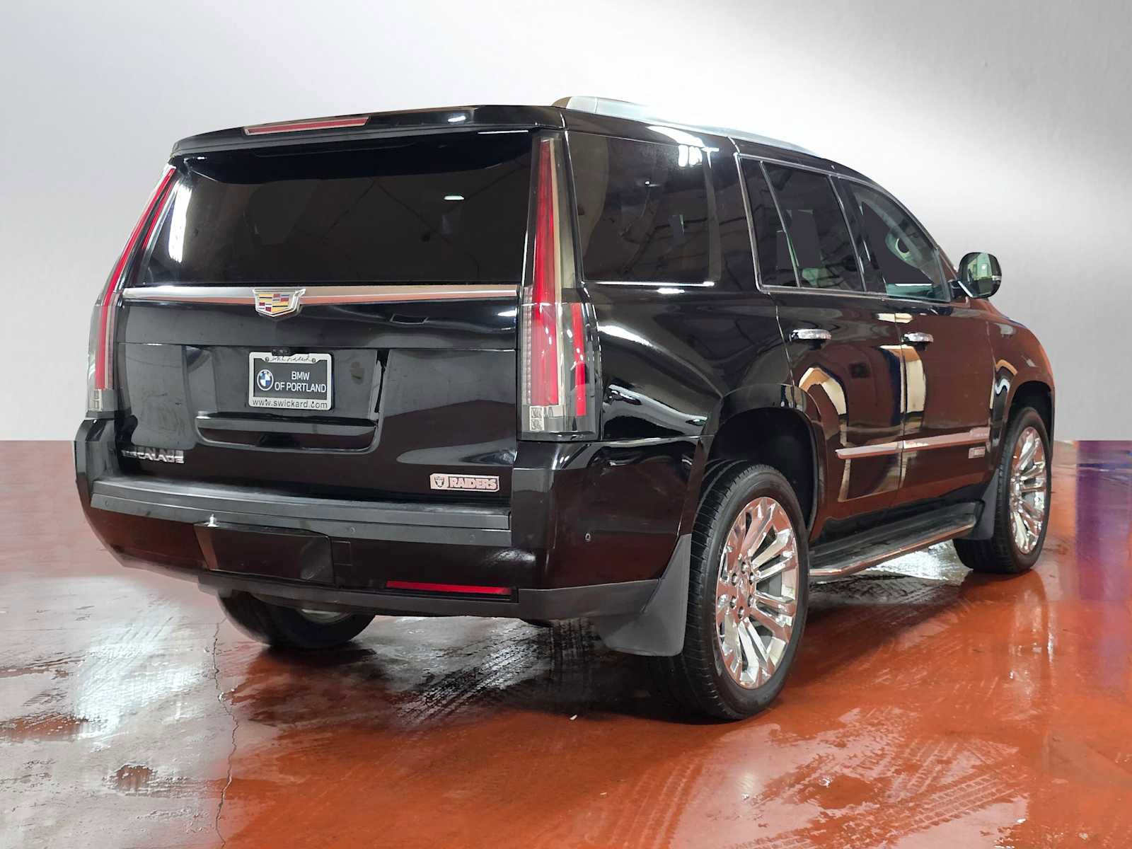 Used 2020 Cadillac Escalade Premium Luxury image 3