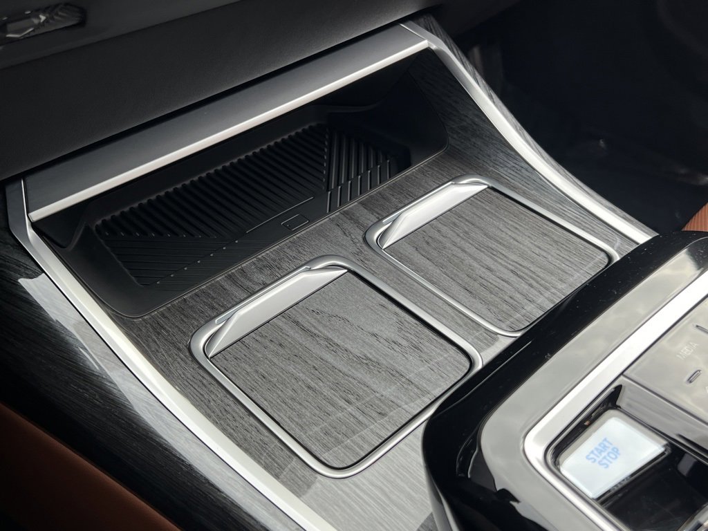 Used 2024 BMW i7 xDrive60 w/ Executive Package image 31