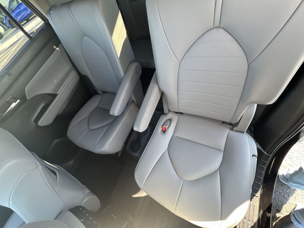 Used 2021 Toyota Highlander XLE image 25