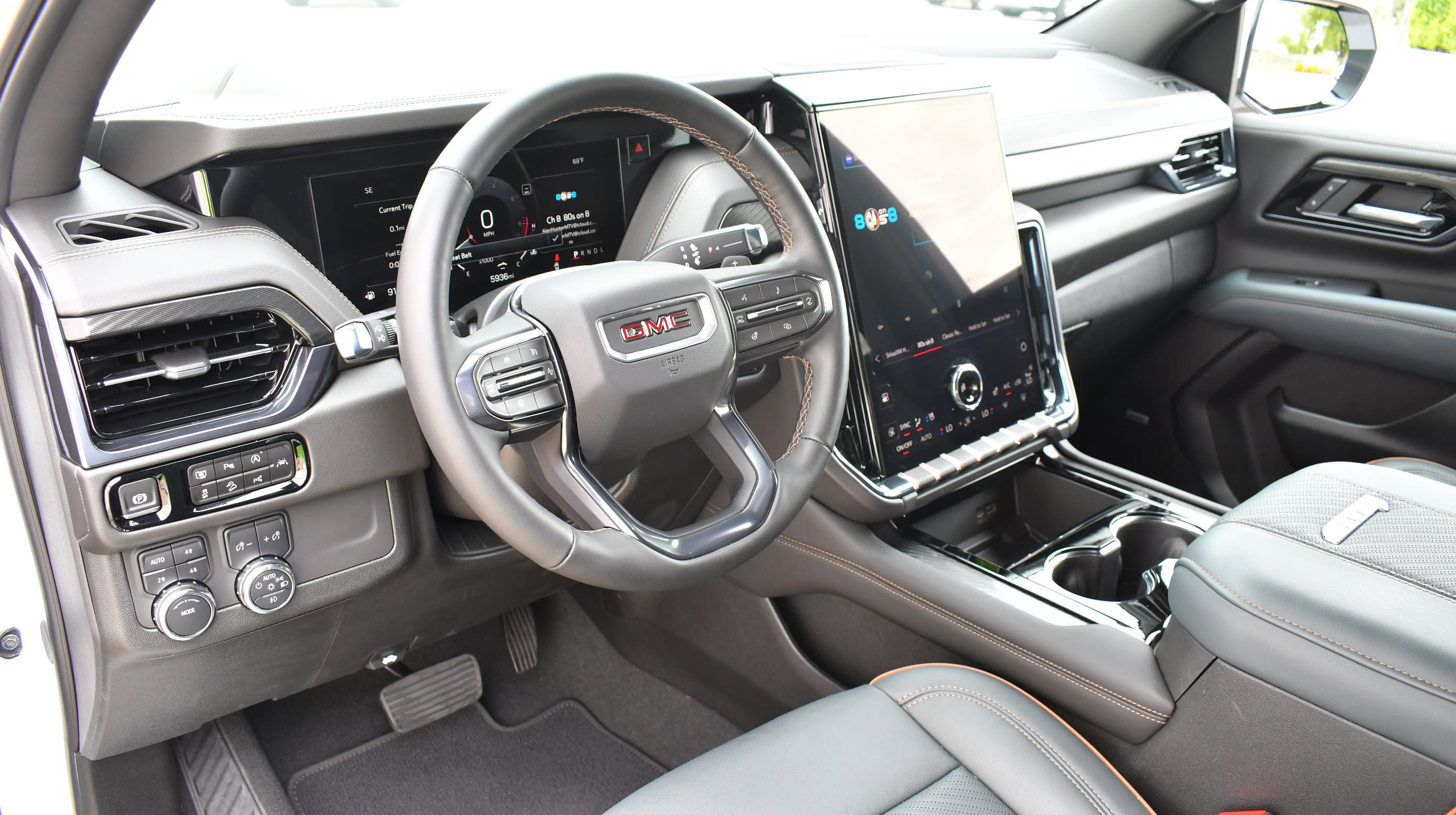 Used 2025 GMC Yukon AT4 AWD/4WD image 16