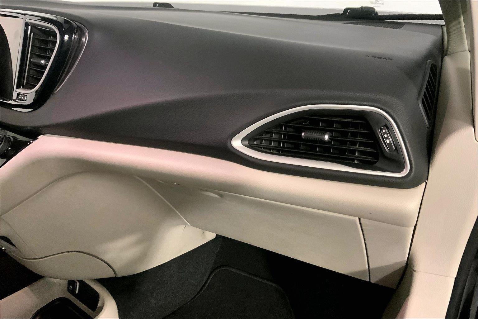 Used 2024 Chrysler Pacifica Touring-L FWD image 16