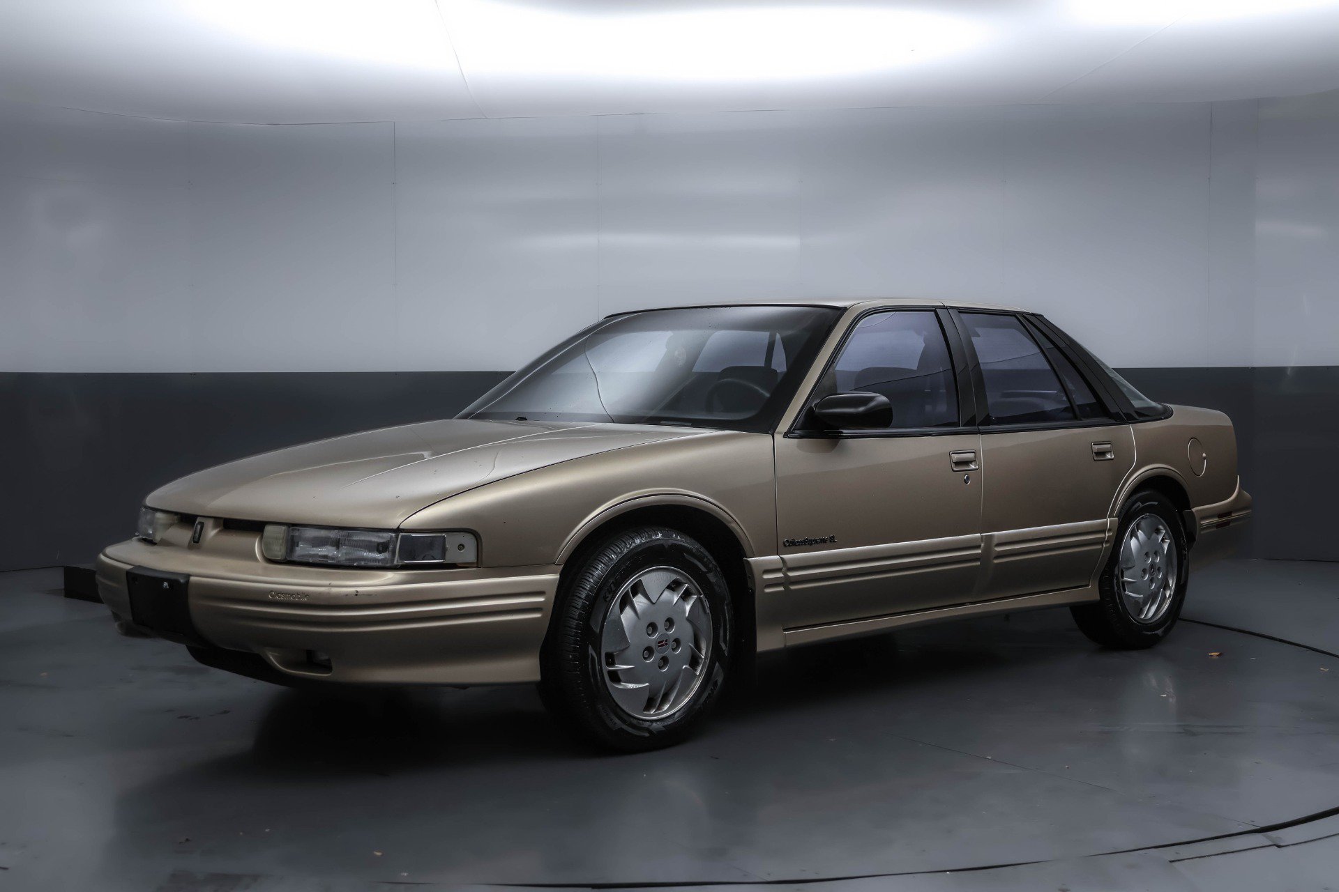 Used 1994 Oldsmobile Cutlass Supreme S FWD image 1