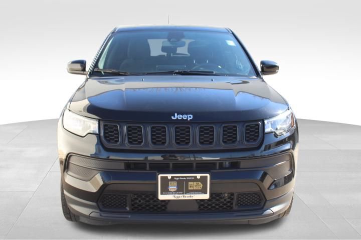 Used 2024 Jeep Compass Sport image 2