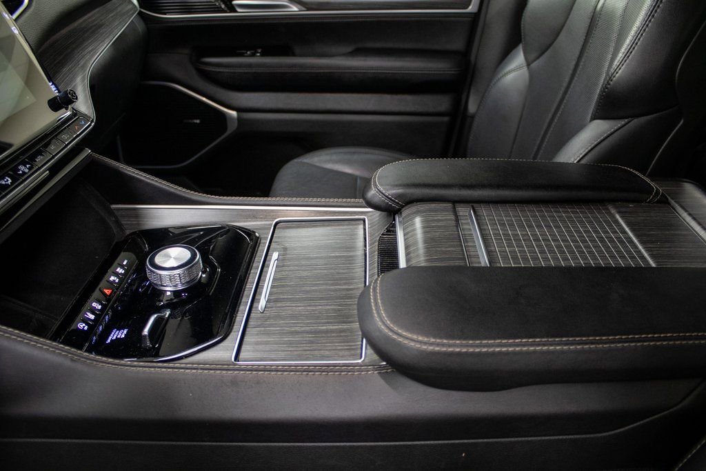 Used 2024 Jeep Wagoneer L Series II w/ Flexible Seating Group image 15