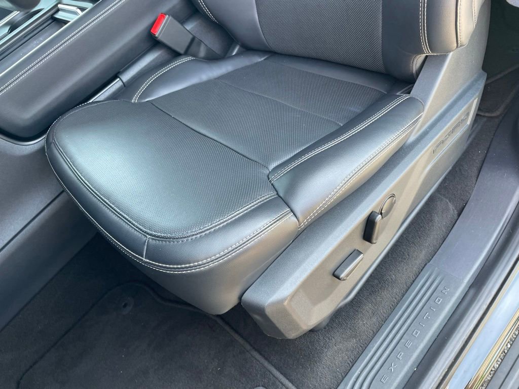 Used 2025 Ford Expedition Platinum w/ Driver's Package AWD/4WD image 24