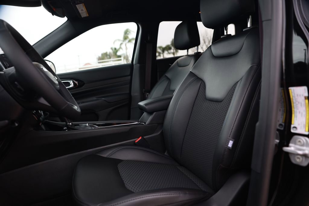 New 2026 Jeep Compass Latitude image 13