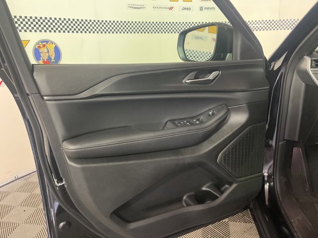 New 2025 Jeep Grand Cherokee Laredo X w/ Luxury Tech Group I image 23