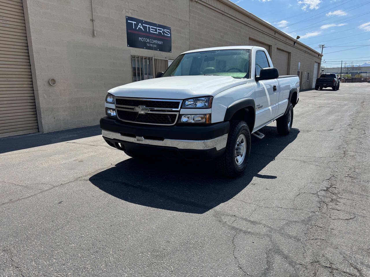 Used 2006 Chevrolet Silverado 2500 W/T w/ Heavy-Duty Power Package AWD/4WD image 2