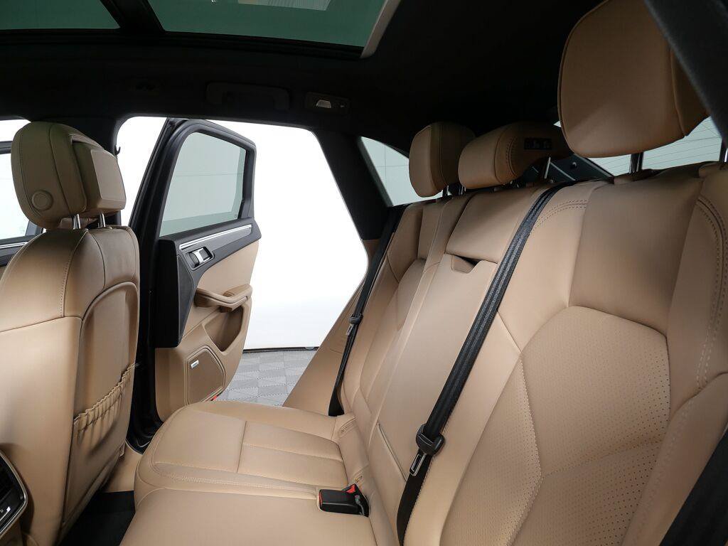 Certified 2026 Porsche Macan Turbo AWD/4WD image 20