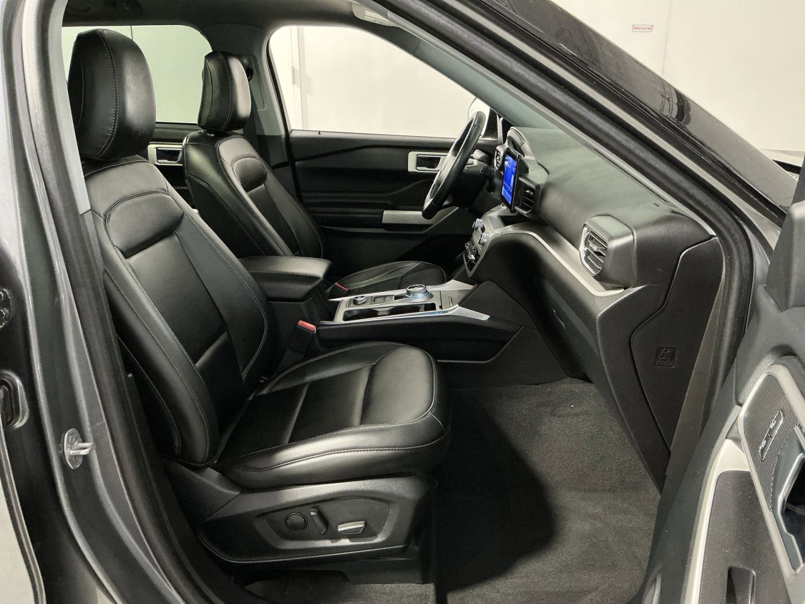 Used 2022 Ford Explorer XLT w/ Equipment Group 202A AWD/4WD image 28